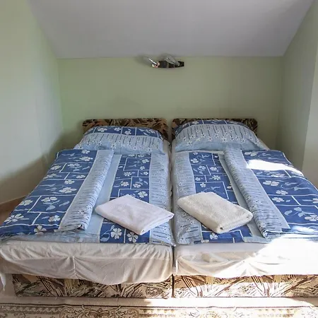 לינה וארוחת בוקר Izabella Panzio 2*