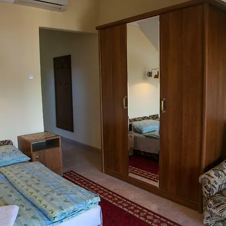 לינה וארוחת בוקר Izabella Panzio Hajdúszoboszló